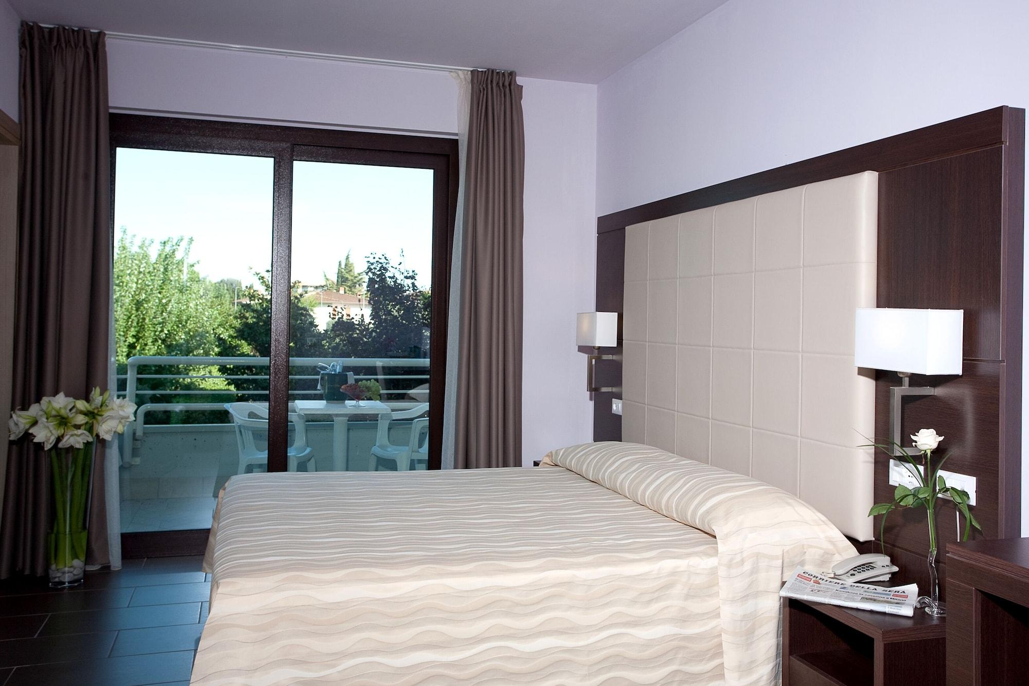 Hotel Porto Azzurro Sirmione Exterior photo