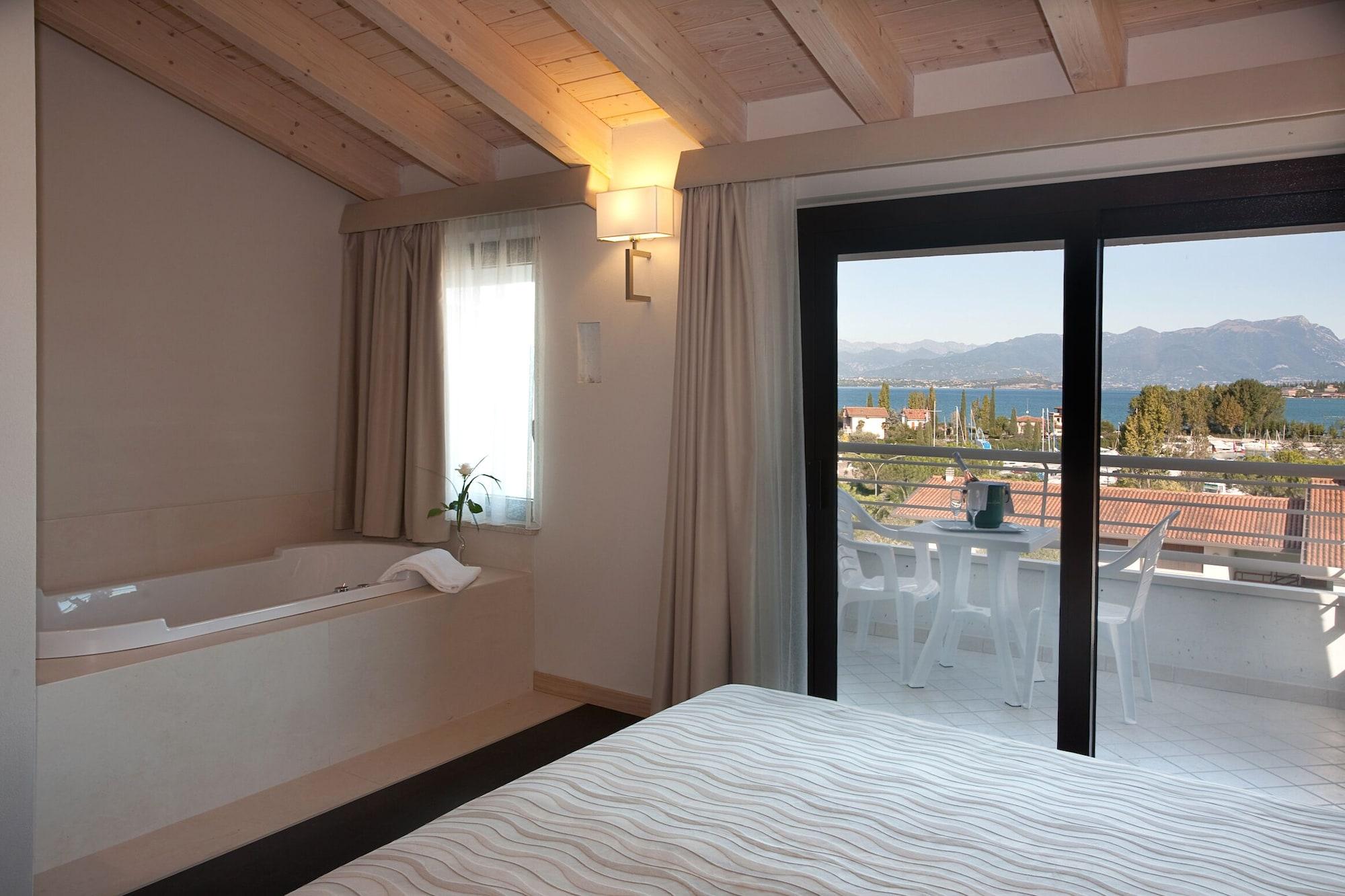 Hotel Porto Azzurro Sirmione Exterior photo