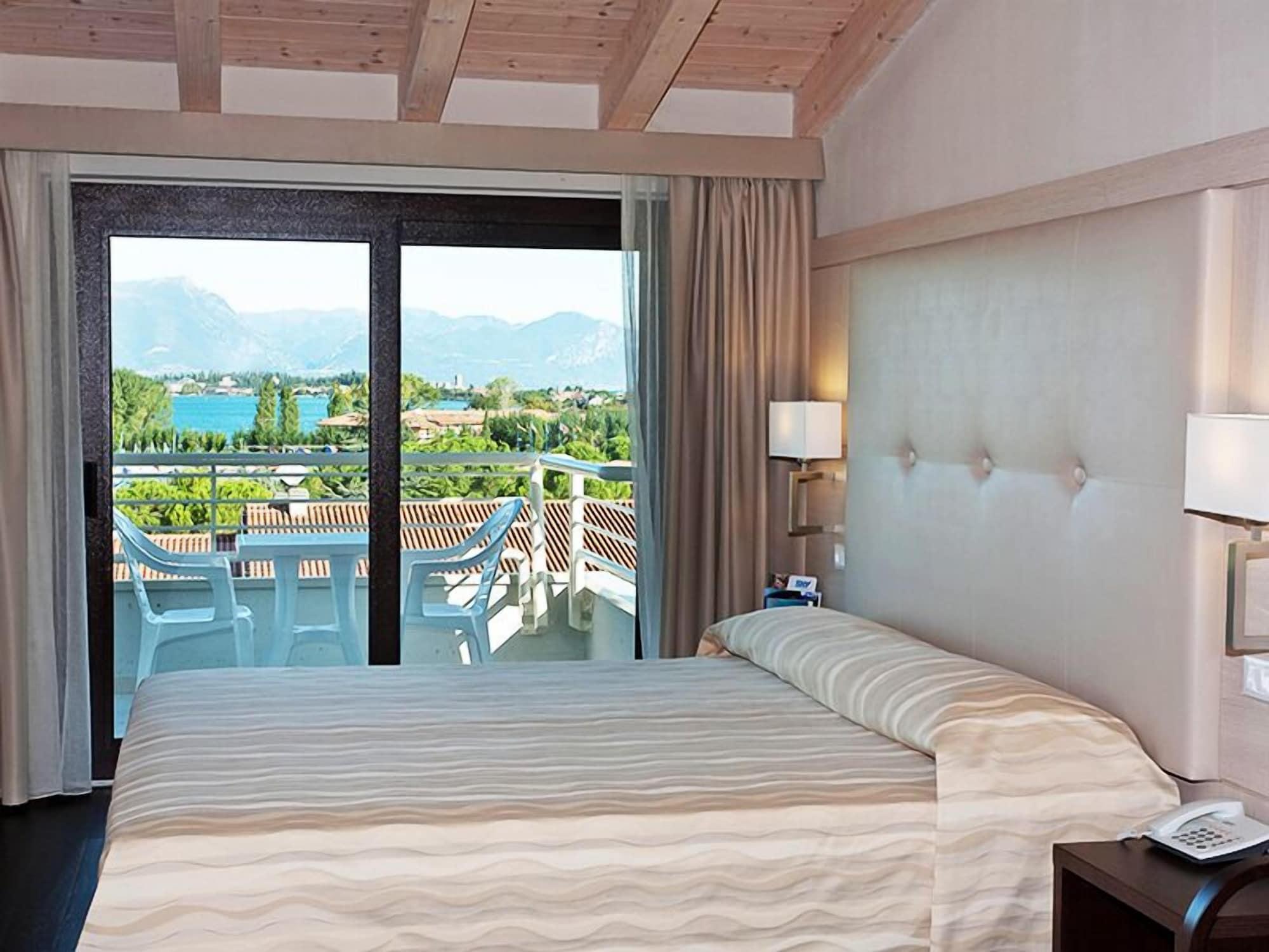 Hotel Porto Azzurro Sirmione Exterior photo