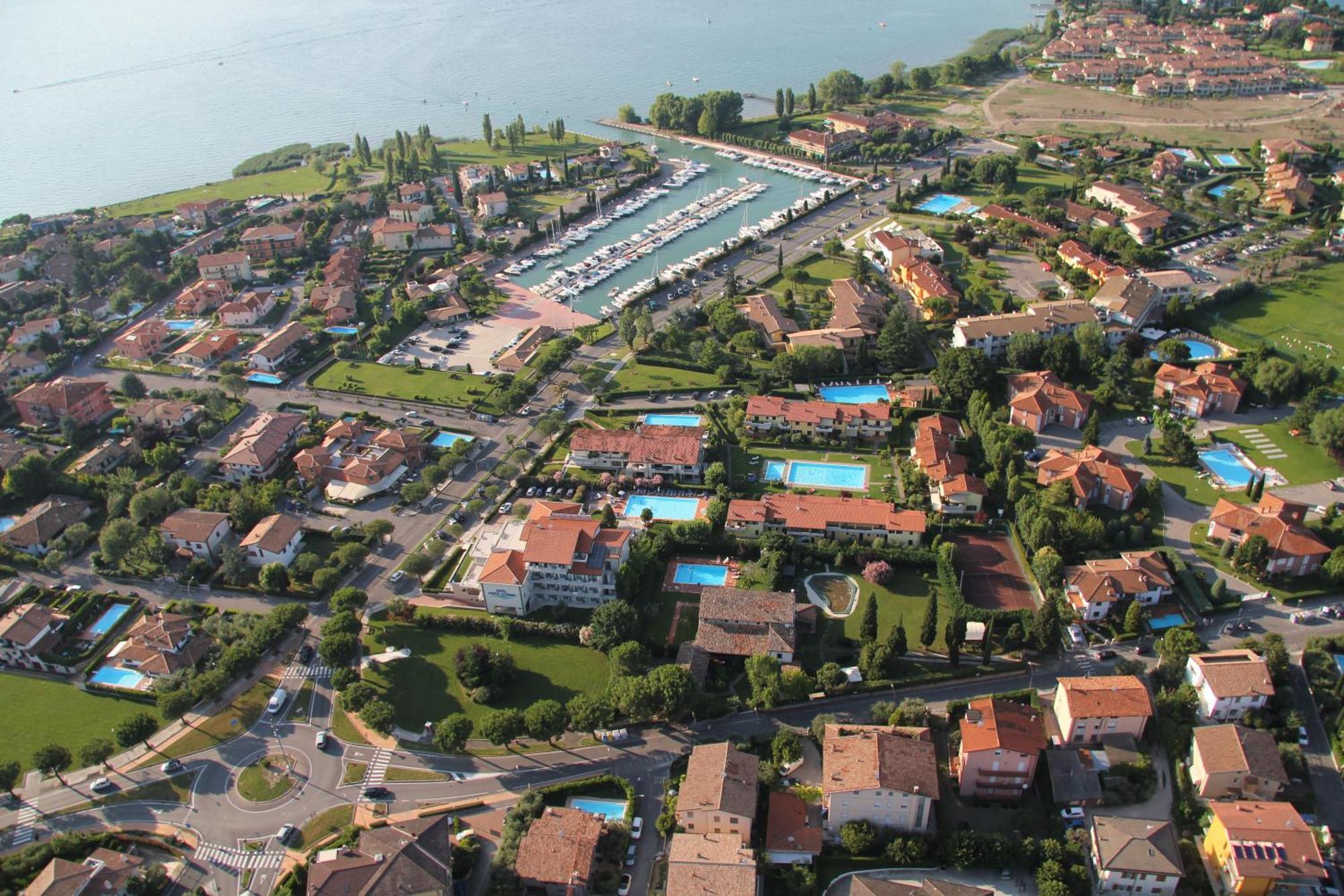 Hotel Porto Azzurro Sirmione Exterior photo